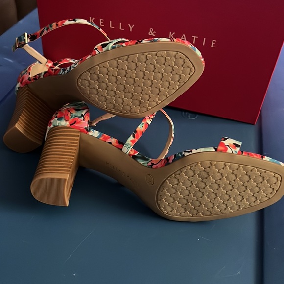 Women’s Kelly and Katie Res Multi Watercolor Print 3” Heels New in Box - Picture 4 of 5